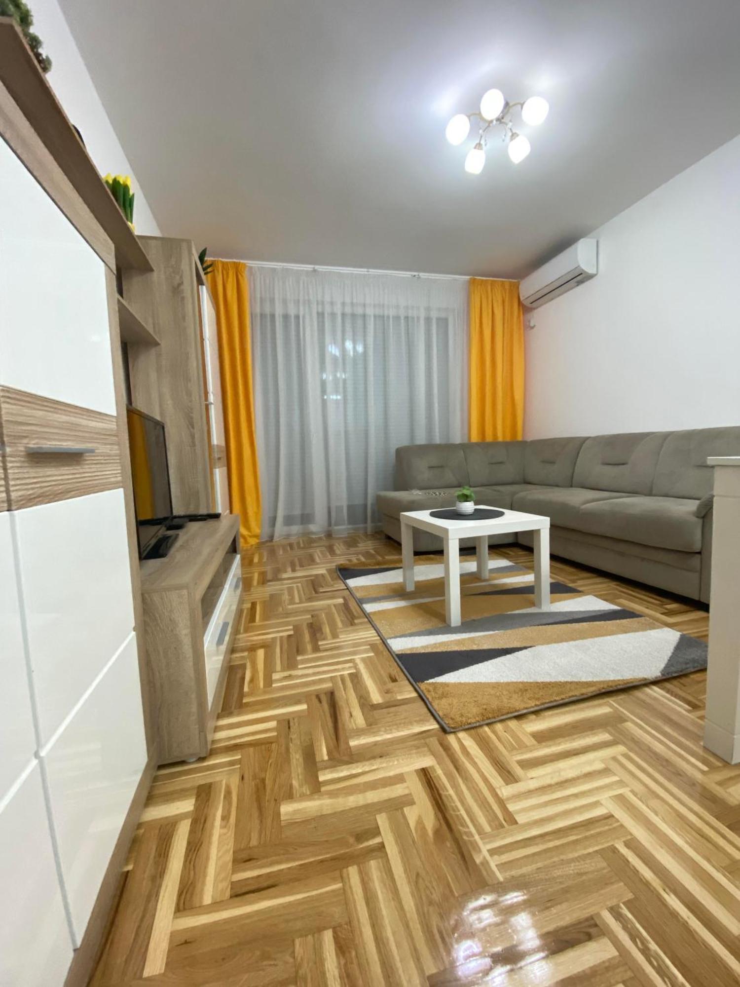 Lux 5- Private Parking Apartment Sombor